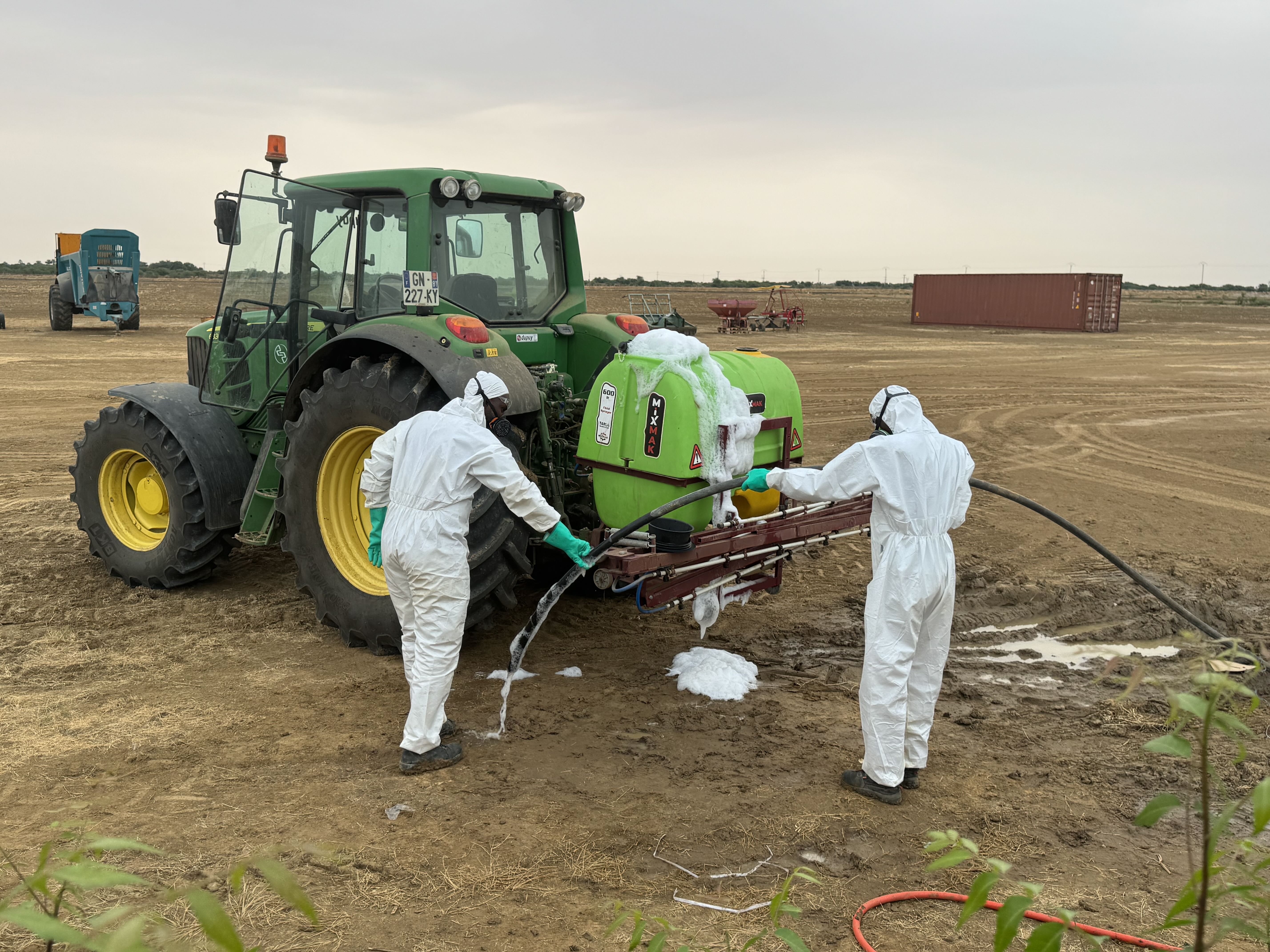 Formation des équipes locales sur les techniques agricoles et la sécurité au travail - opérations sur tracteur avec équipement de protection