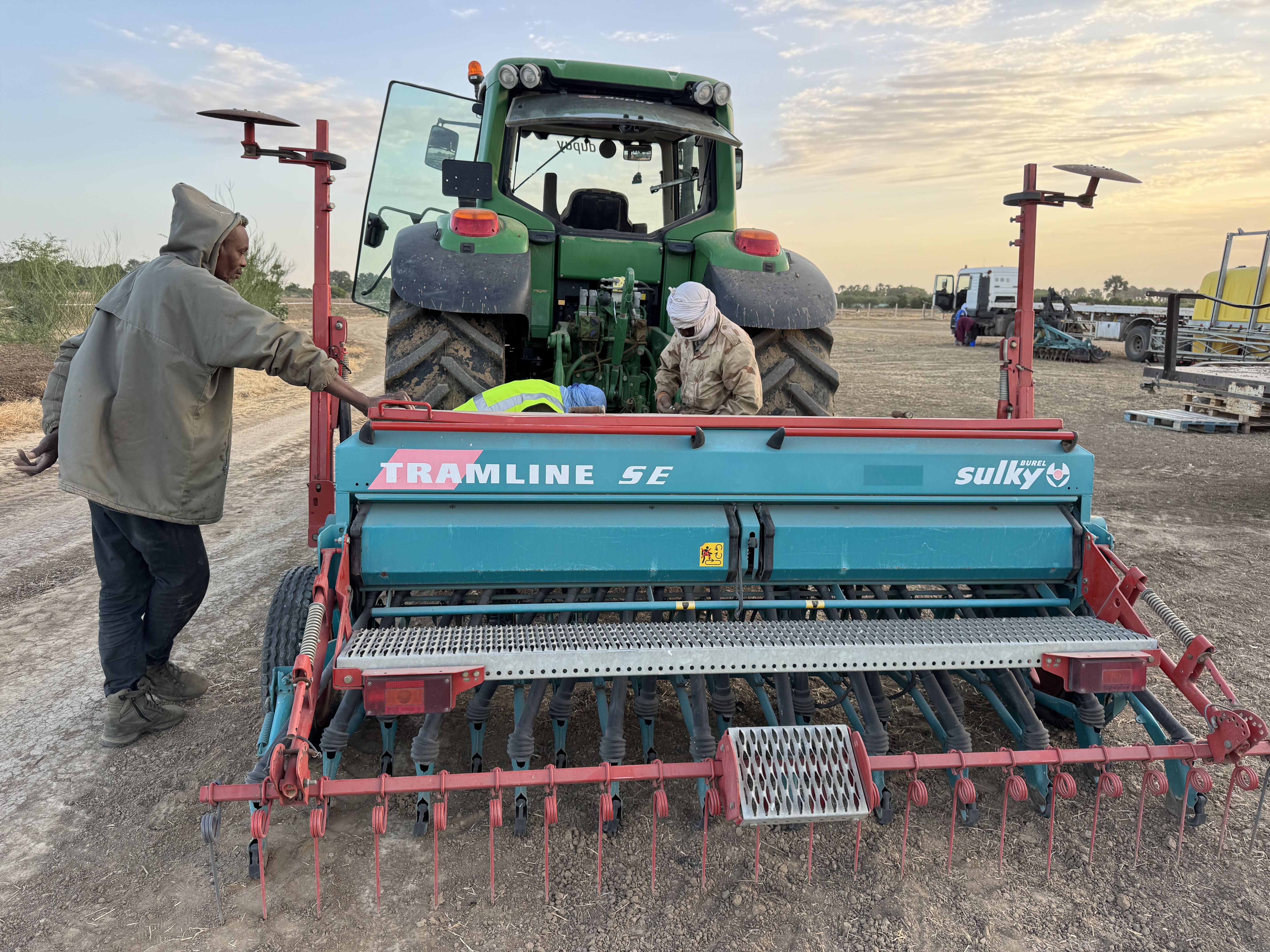 Équipement agricole moderne - semoir Tramline SE Sulky - préparation des sols à Thiambène